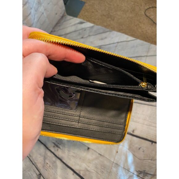 Steve Madden Wristlet/Wallet Like New Mustard Colored Zipper Close - Picture 6 of 8